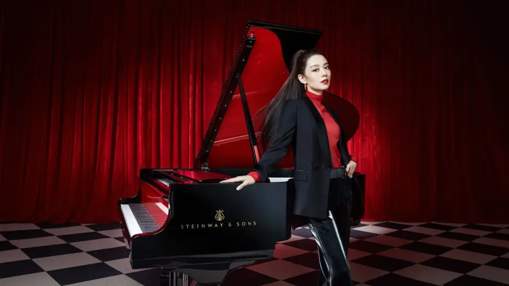 Gina Alice accanto a uno Steinway & Sons